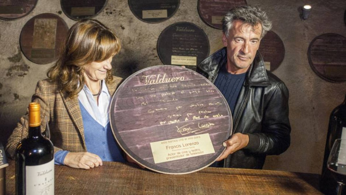 Yolanda García Viadero propietaria de Bodegas Valduero junto a Francis Lorenzo.-ECB