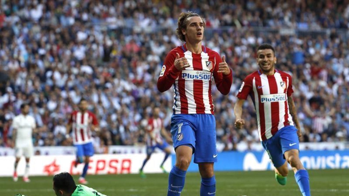 El delantero francés del Atlético de Madrid Antoine Griezmann (c) celebra su gol marcado ante el Real Madrid.-EFE