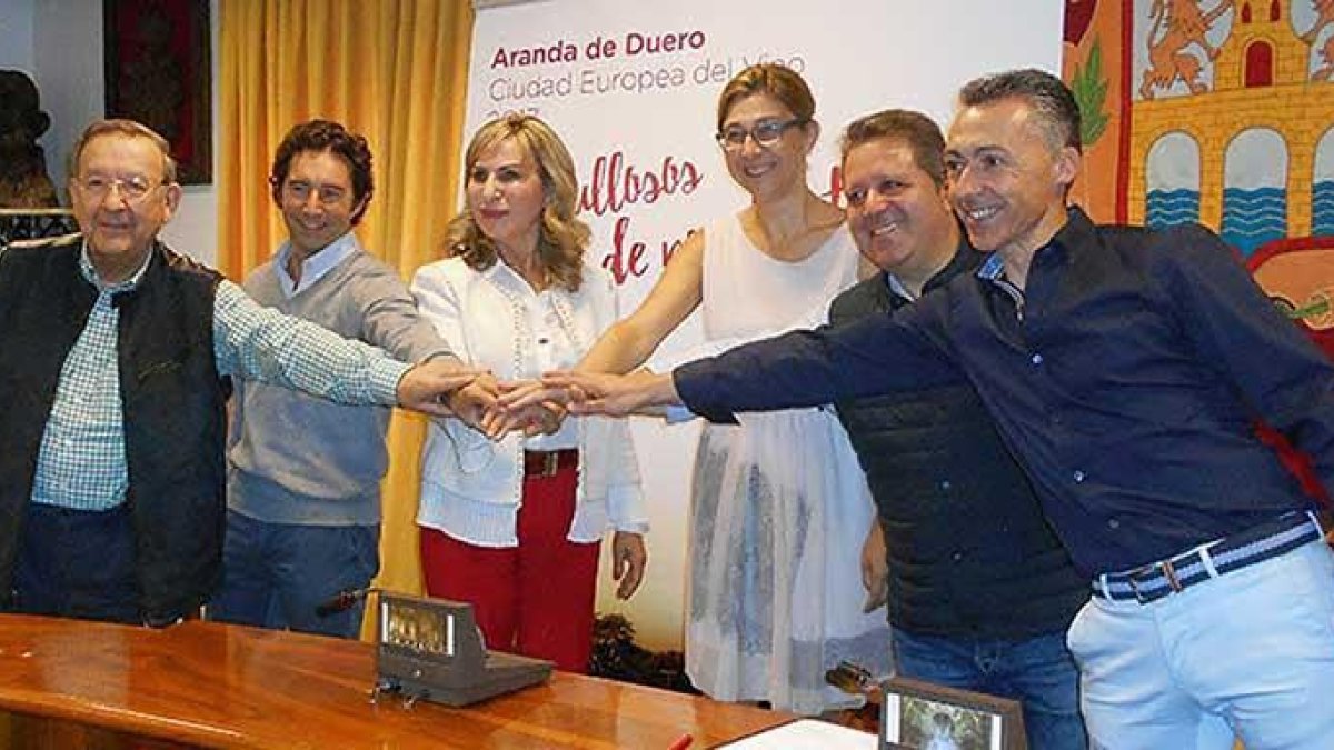 La edil Azucena Esteban y la alcaldesa, Raquel González, junto a representantes del tejido empresarial que apoyaron la candidatura.-L.V.