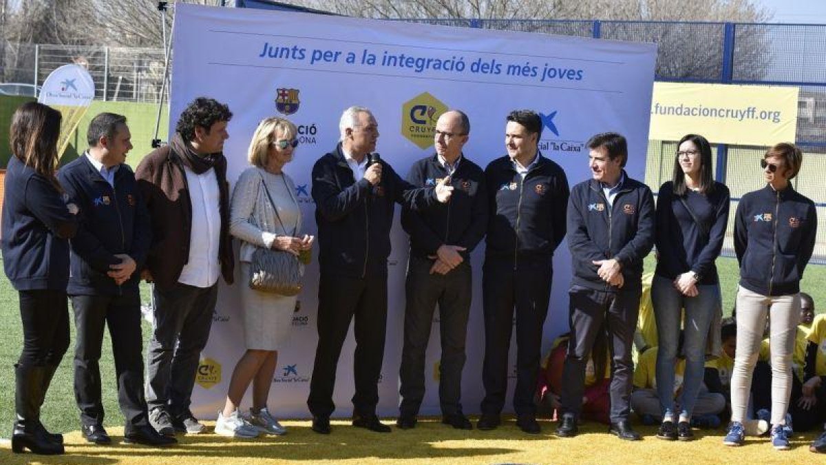 Stoichkov se dirige a los asistentes a la inauguración de la Cruyff Court de Martorell. A su derecha, Danny, la viuda del holandés. A su izquierda, el vicepresidente Cardoner.-