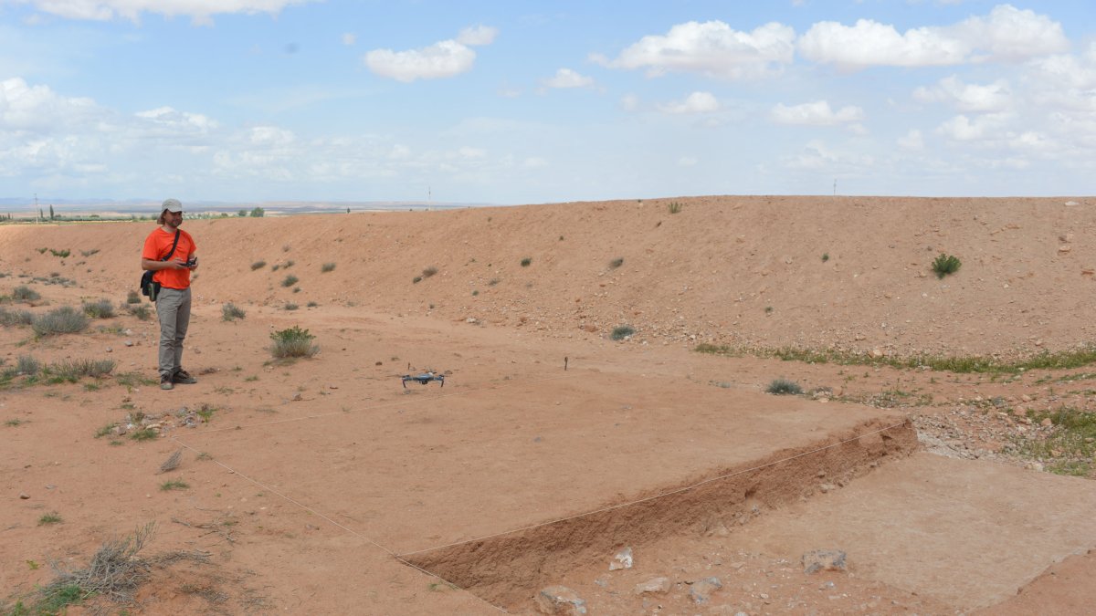 Alfonso Benito Calvo pilotando uno de los drones en la Meseta Atlásica. Foto: M.G. Chacón (IPHES)