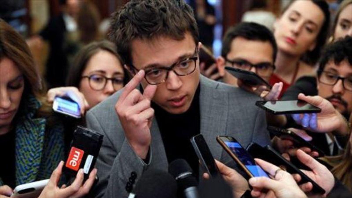 Íñigo Errejón ante la prensa, el pasado jueves en el Congreso.-EFE / FERNANDO ALVARADO