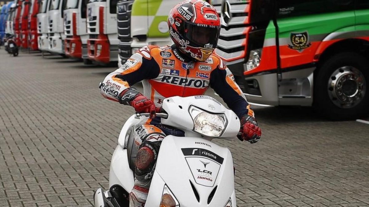 Márquez, sobre la moto del fotógrafo Tino Martino.-MILAGRO