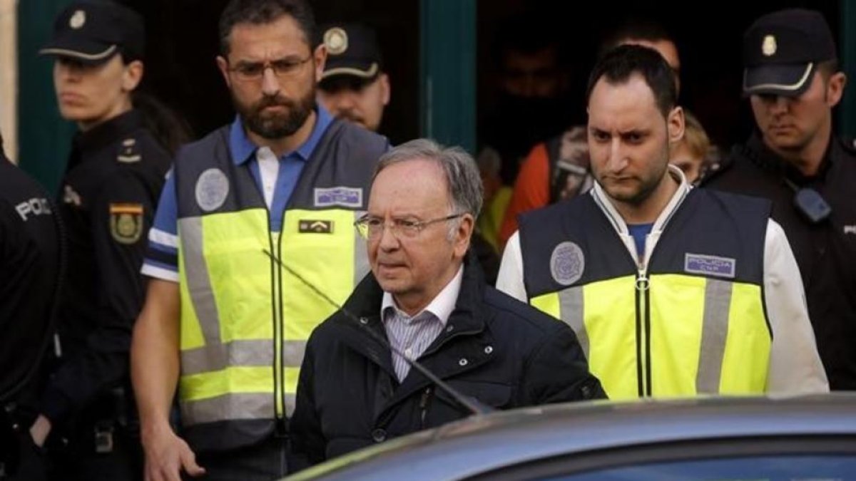 Miguel Bernad sale de la sede de Manos Limpias, el pasado viernes, detenido por la policía.-JOSÉ LUIS ROCA