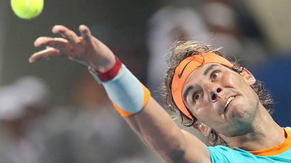Rafael Nadal saca la bola en un momento del partido contra Stanislas Wawrinka en Abu Dabi.-Foto: EFE / ALI HAIDER