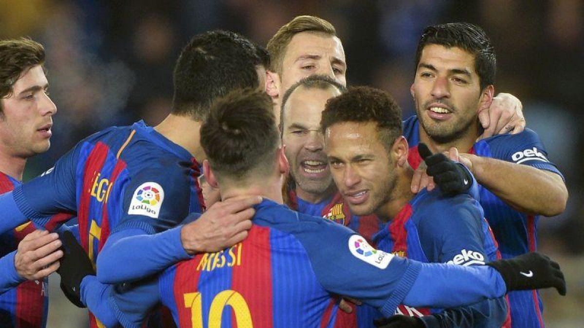 Los jugadores del Barça hicieron piña este lunes cenando para celebrar el cumpleaños de Luis Suárez.-REUTERS / VINCENT WEST
