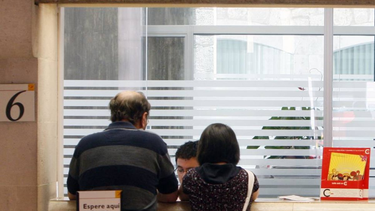 Dos clientes son atendidos en la caja de una sucursal de la capital.-RAÚL G. OCHOA
