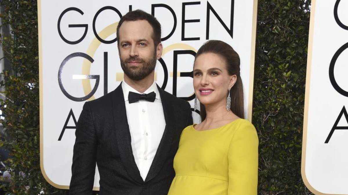 Natalie Portman y Benjamin Millepied, a su llagada a la 74ª edición de los Golden Globe Awards en Beverly Hills, California, el pasado 8 de enero.-AP / JORDAN STRAUSS / Jordan Strauss/Invision/AP