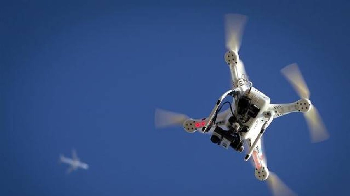 Un dron equipado con videocámara origina una disputa vecinal en Kenuky.-Foto: REUTERS / CARLO ALLEGRI