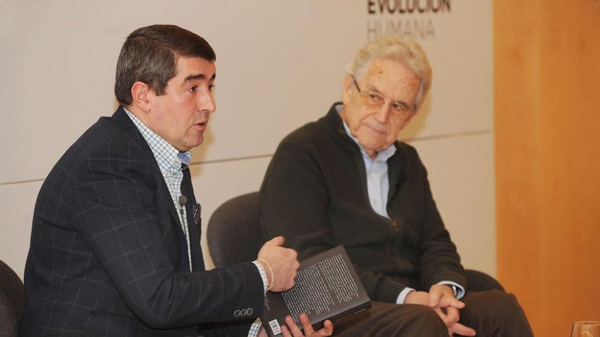 Pablo Lago junto al escritor e historiador Santos Juliá.-ISRAEL L. MURILLO