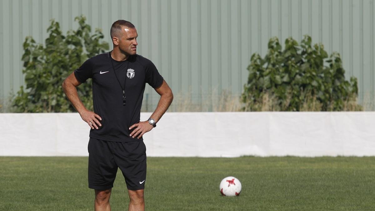 José Manuel Mateo observa un ejercicio durante un entrenamiento.-SANTI OTERO