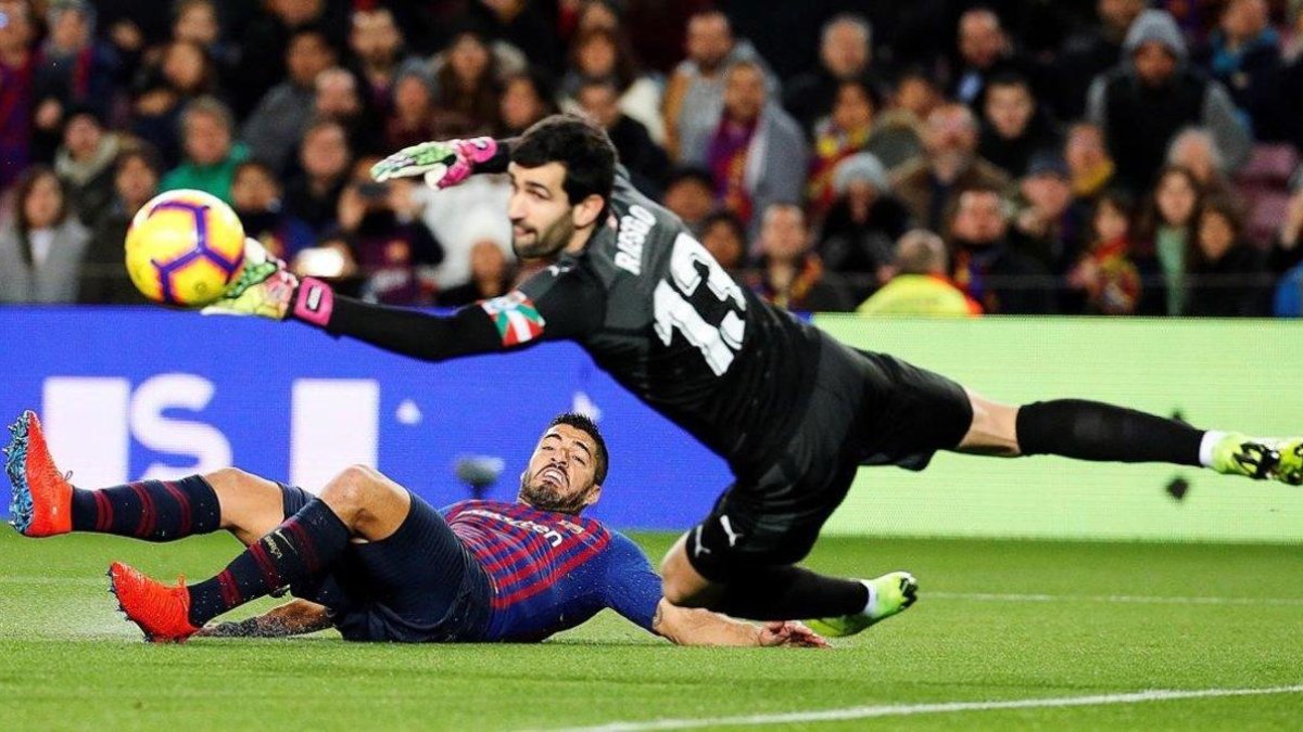 Luis Suárez, superando al portero del Eibar Asier Riesgo.-