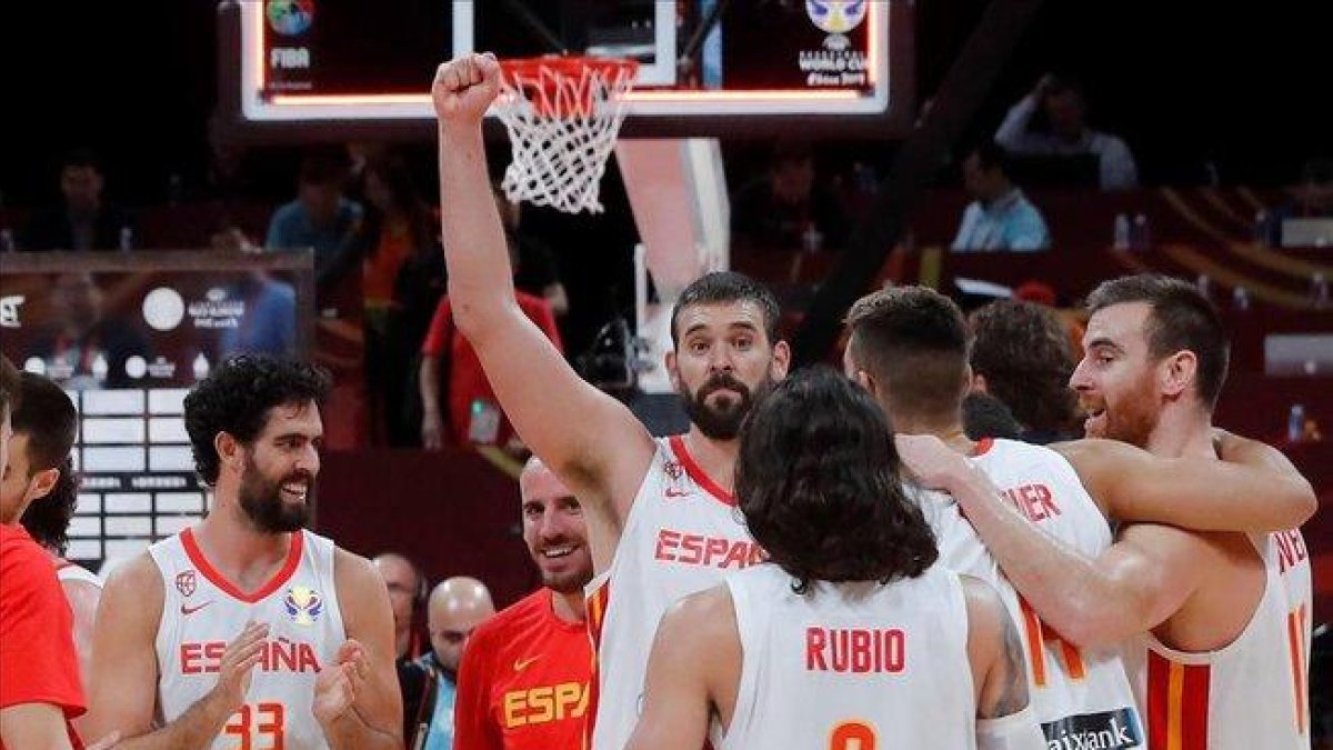 Los jugadores de la selección se abrazan después del triunfo ante Australia en semifinales.-JUAN CARLOS HIDALGO (EFE)