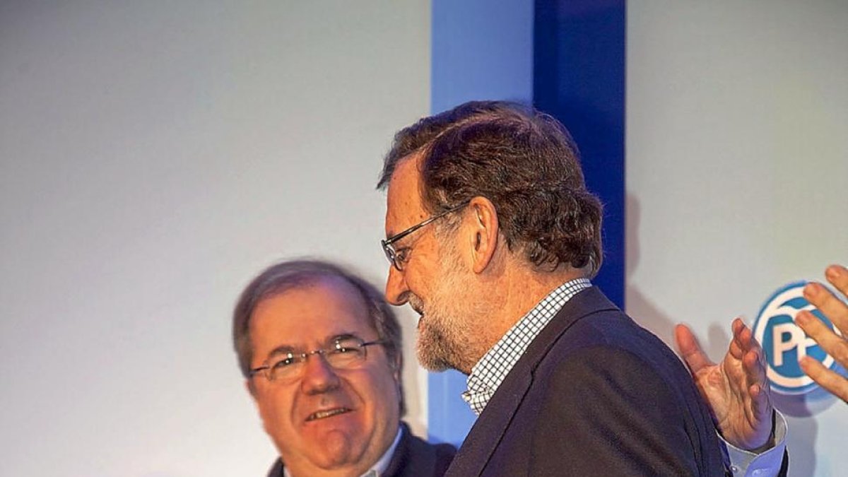 Juan Vicente Herrera y Mariano Rajoy, en un acto político en Salamanca.-ICAL