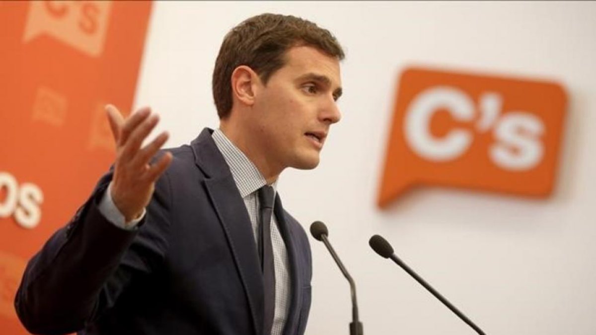 Albert Rivera, durante la rueda de prensa que ha ofrecido este lunes en la sede de Ciudadanos.-JOSÉ LUIS ROCA