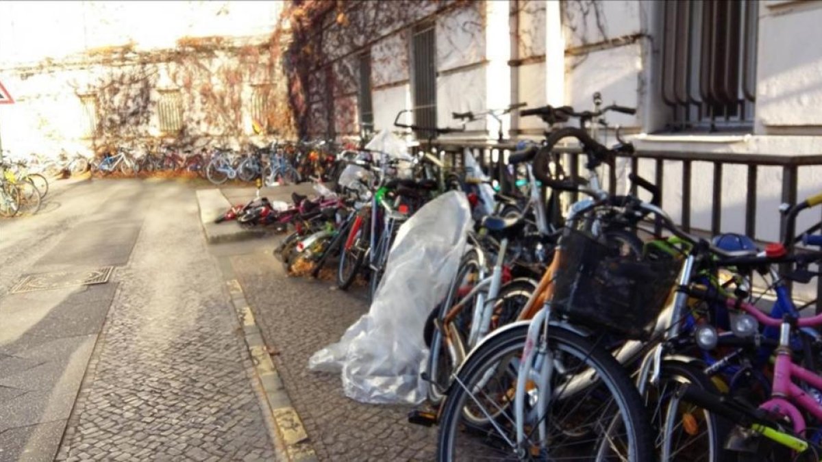 Bicicletas junto a la entrada del centro de Wilmersdorfer, en Berlín.-ROSA MASSAGUÉ