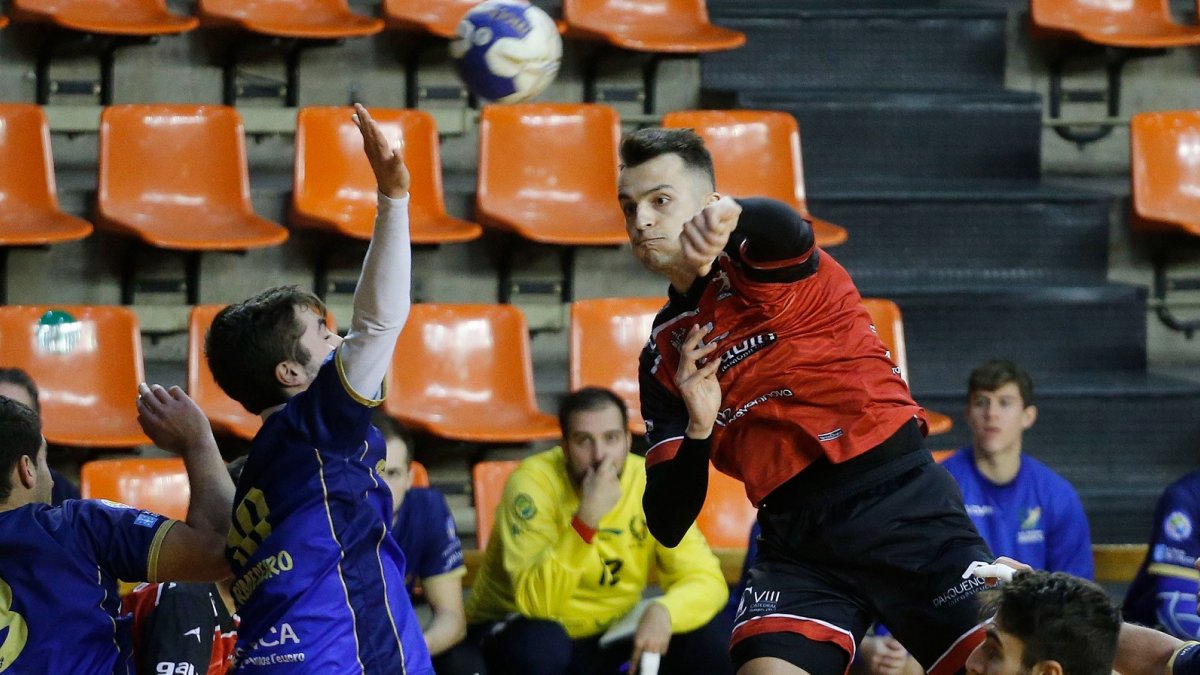 Joshua Da Silva arma el brazo durante un partido. SANTI OTERO