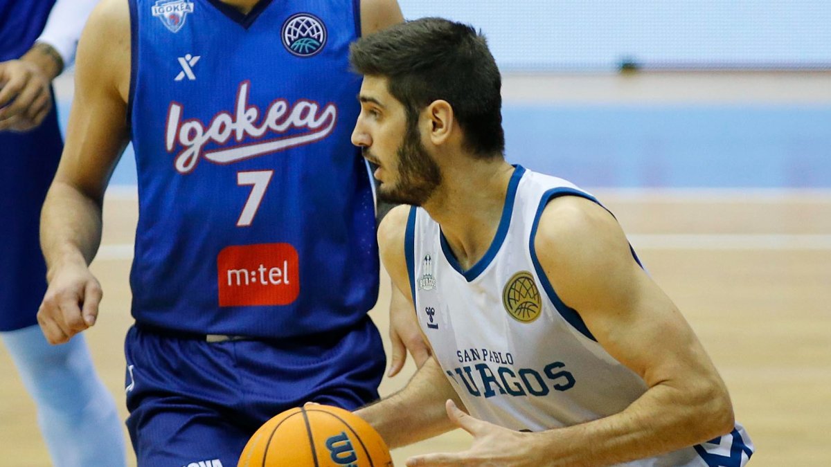 Barrera, en un partido de BCL con la camiseta del San Pablo Burgos. SANTI OTERO