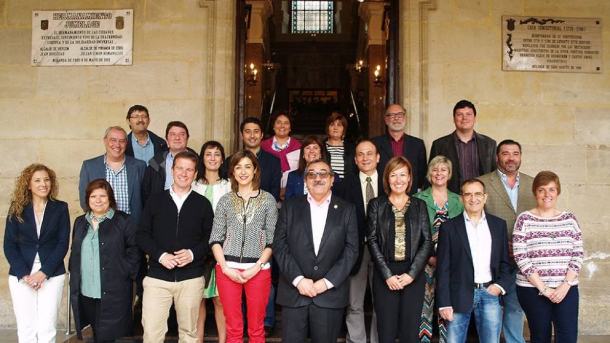 La corporación saliente posa tras el último Pleno de entrega del León de Oro.-E. M.