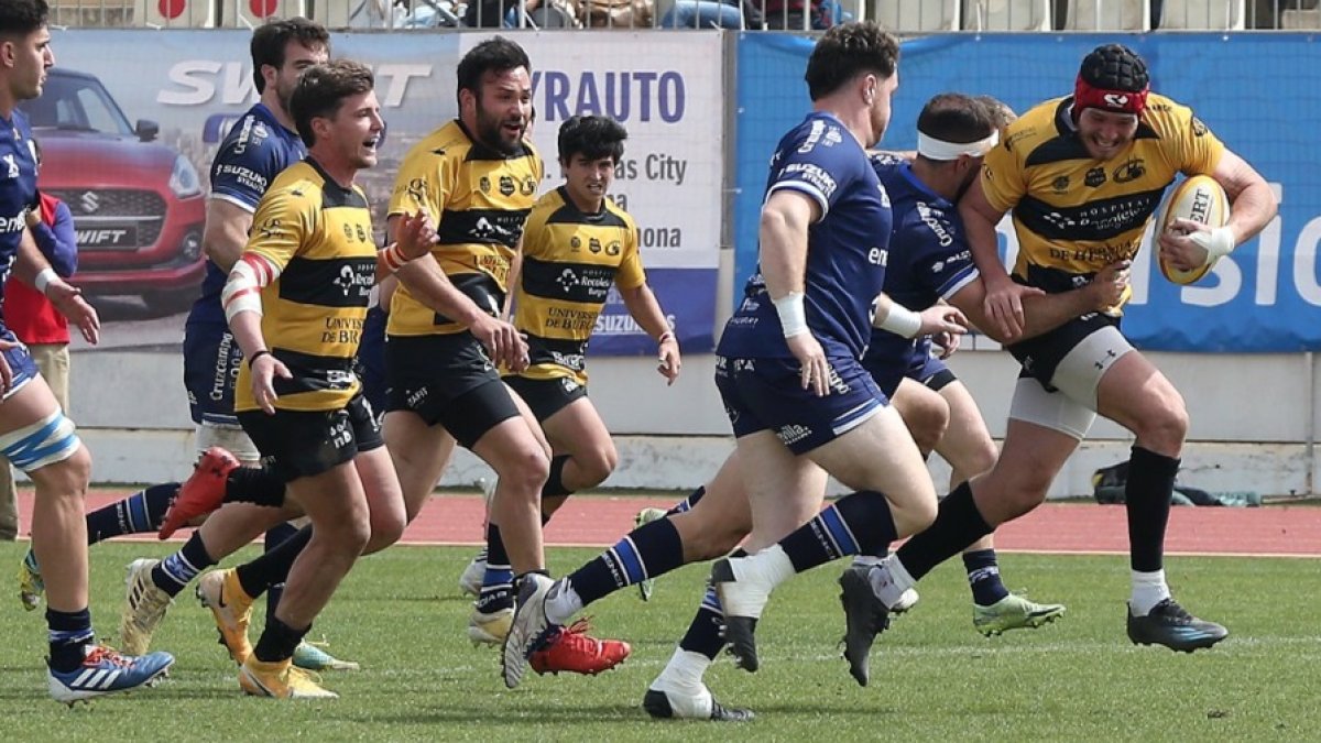 Facundo López intenta abrir la puerta de la defensa sevillana. ECB