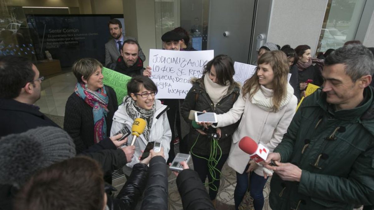 Miembros de la PAH en las puertas de la sucursal Abanca.-RAÚL G. OCHOA