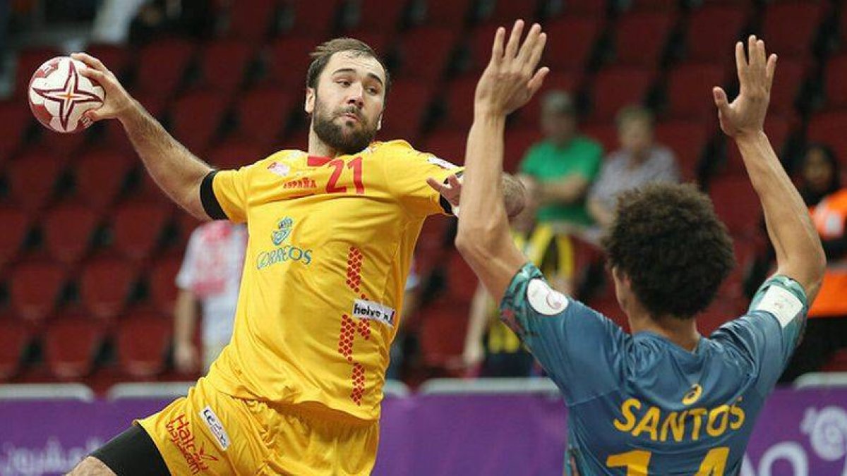 Joan Cañellas se dispone a lamzar el balón a la portería de Thiagus Santos, durante el partido que ha enfrentado a España y Brasil en el Mundial de balonmano en Catar.-Foto: EFE / OLIVER WEIKEN