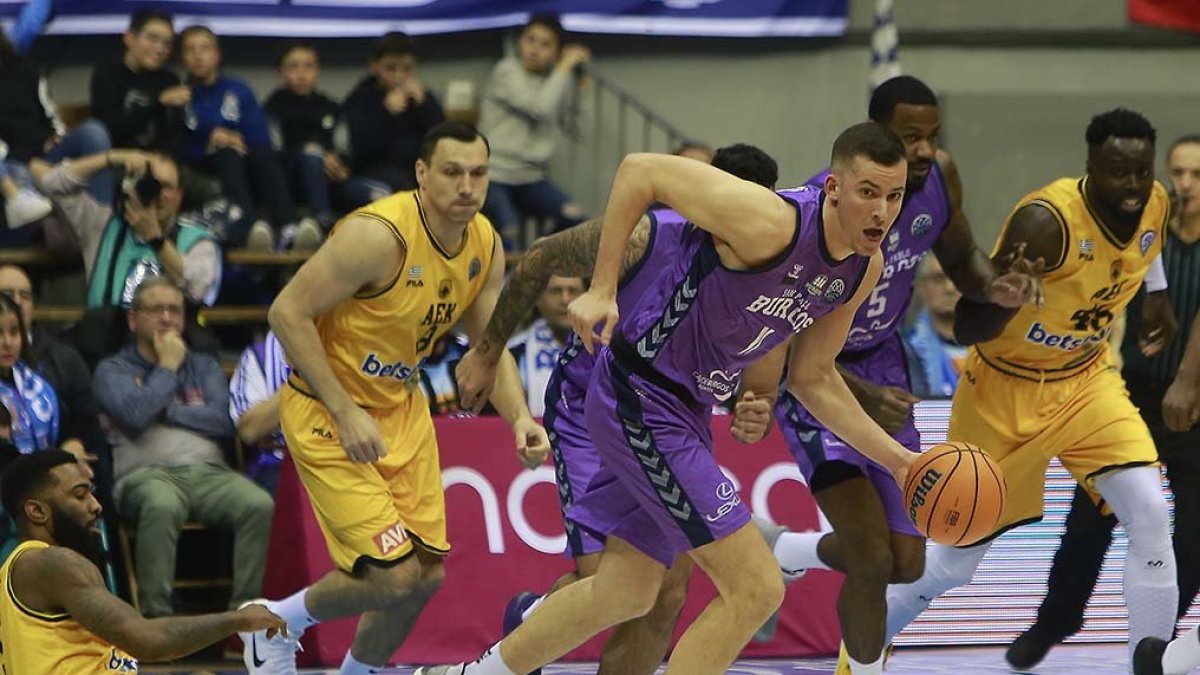 Miquel Salvó inicia un contragolpe en el choque del pasado miércoles contra el AEK. RAÚL G. OCHOA