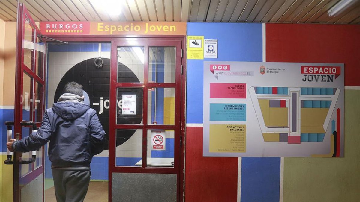Un joven accede a las instalaciones del G-9.-RAÚL G. OCHOA