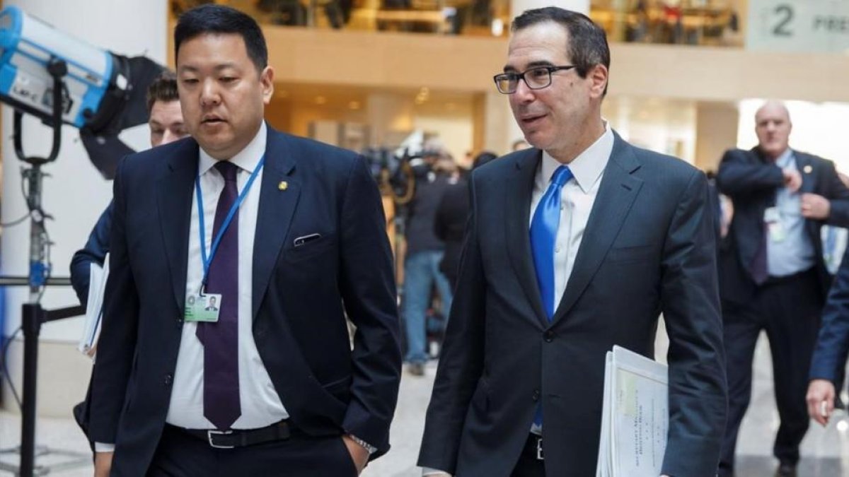 El secretario del Tesoro de Estados Unidos, Steven Mnuchin (derecha), en Washington.-EFE / SHAWN THEW