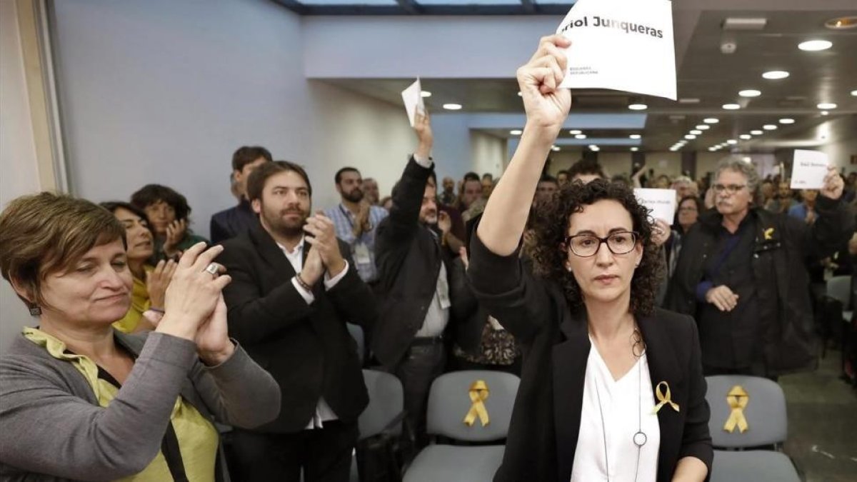 Marta Rovira muestra un cartel con el nombre de Oriol Junqueras tras la reunión extraordinaria de ERC.-ANDREU DALMAU (EFE)