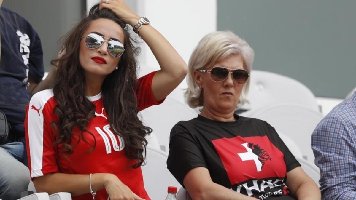 La madre de los hermanos Xhaka, con una camiseta dividida con los colores suizos y albaneses, junto a la pareja del suizo Granit.-REUTERS / CARL RECINE