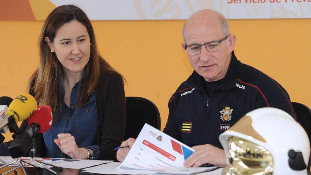 Gema Conde, concejal de Seguridad Ciudadana, y Julio Estébanez, subjefe de bomberos.-ISRAEL L. MURILLO