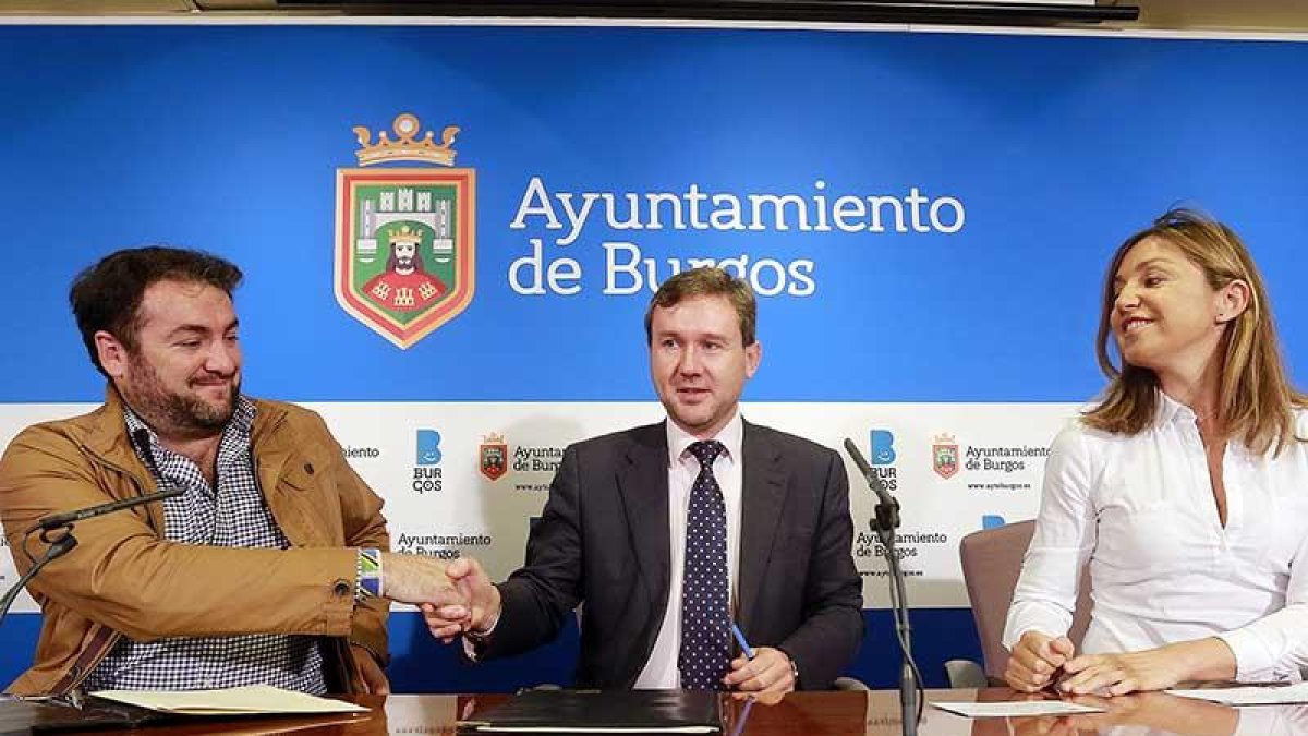 Ismael Ruiz, alcalde de Rubena, estrecha la mano de Javier Lacalle ante la mirada de Carolina Blasco.-RAÚL G. OCHOA