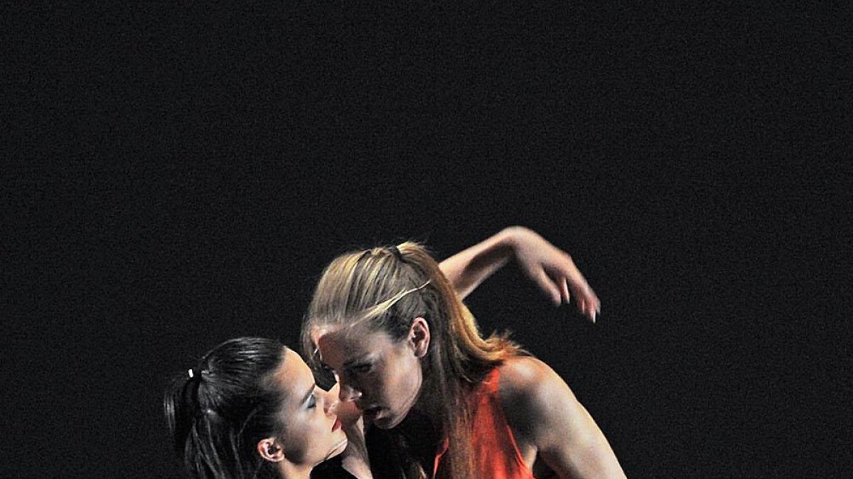 Dos bailarines representan una pieza en una edición pasada del certamen.-ISRAEL L. MURILLO