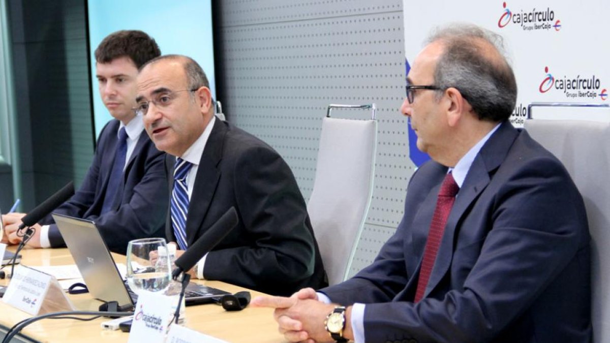 El director territorial, Eduardo Hernández, flanqueado por Rodrigo Galán (derecha) y Javier Rillo (izquierda).-JAIME CARAZO