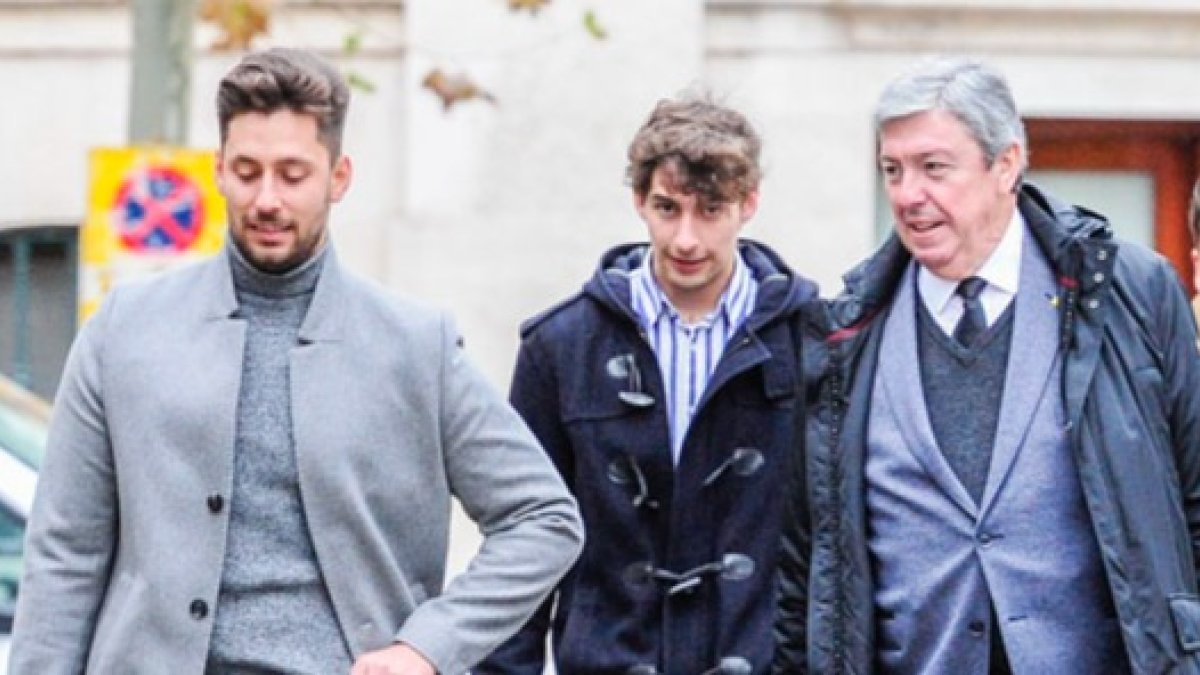 Los dos exjugadores condenados, junto a su abogado. ECB