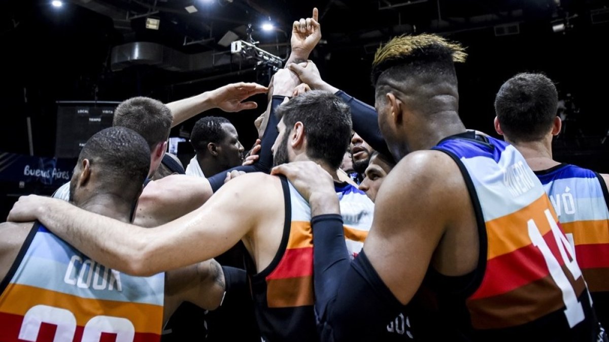 Los jugadores del Hereda San Pablo hacen piña tras lograr la Copa Intercontinental en Buenos Aires. FIBA