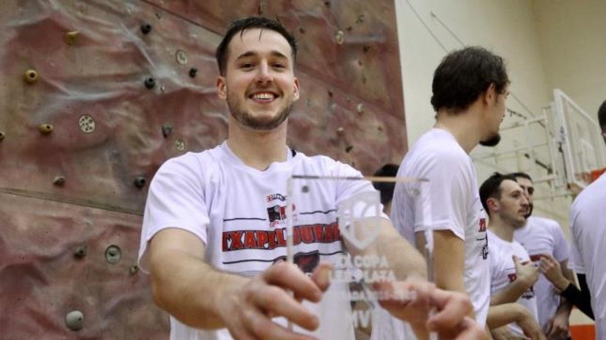 Spencer Reaves posa con el título de MVP de la Copa LEB Plata. FEB