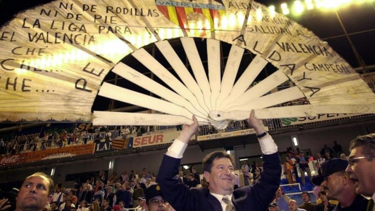 Ortí, con el típico abanico de Aldaia, su pueblo, con el que celebraba los triunfos, como el título de Liga del 2002, conquistado en Málaga.-EFE