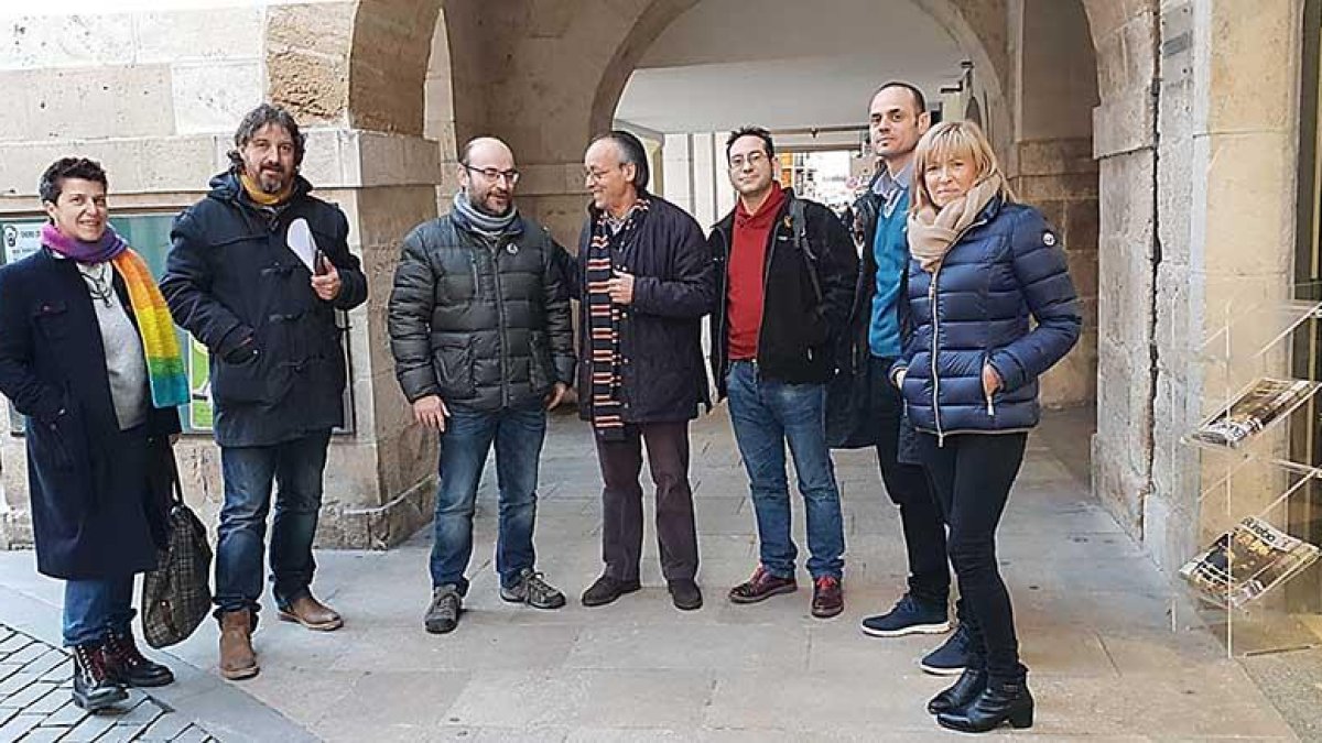 El alcalde de Briviesca, Marcos Peña (tercero por la izquierda), se reunió ayer con integrantes de ‘Bureba es Futuro’ y la Plataforma del Directo.-ECB