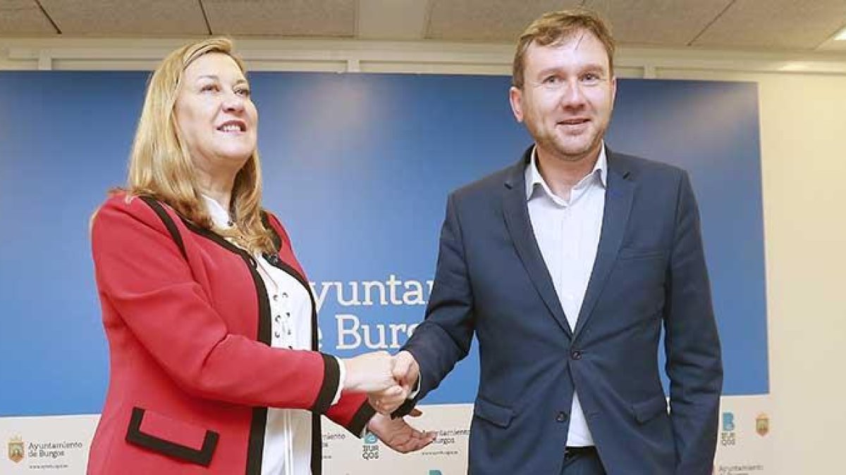 Pilar del Olmo y Javier Lacalle sellan el acuerdo de cesión del Fórum.-RAÚL G. OCHOA