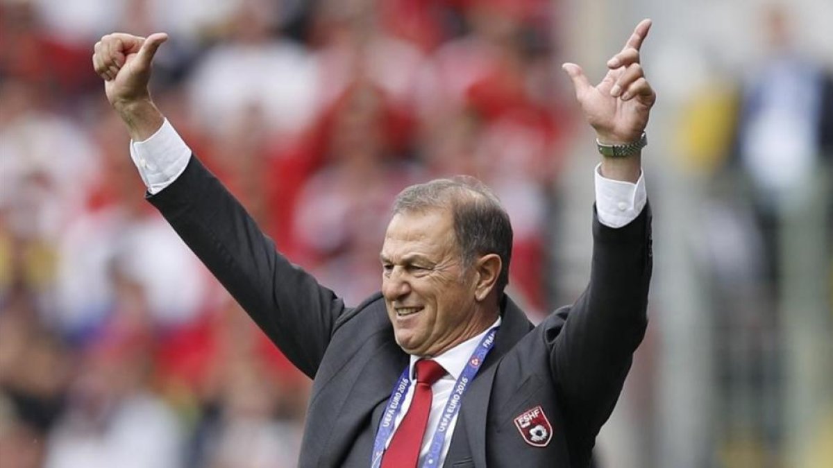 Gianni Di Biasi gesticula en el encuentro de este sábado ante Suiza.-REUTERS / DARREN STAPLES