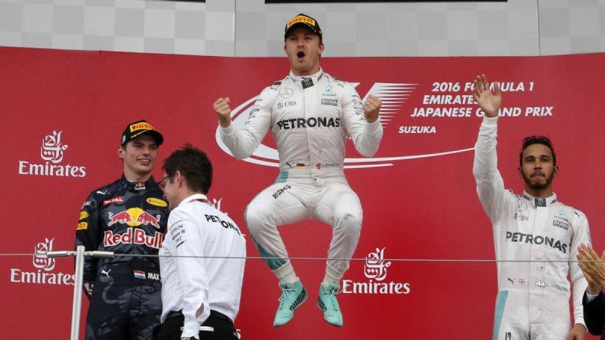 Nico Rosberg celebra la victoria, con Max Verstappen, segundo, y Lewis Hamilton, tercero, en Suzuka.-Toru Takahashi / AP