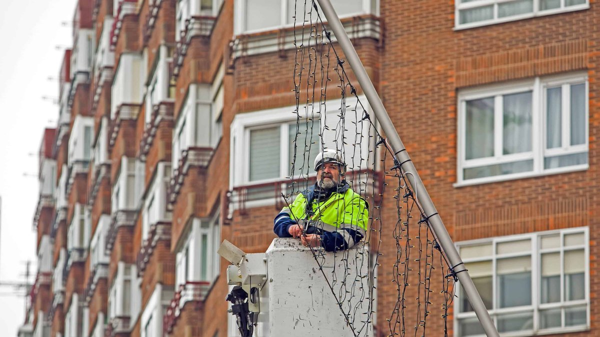 Un trabajador en la avenida Derechos Humanos colocando el alumbrado navideño. TOMÁS ALONSO