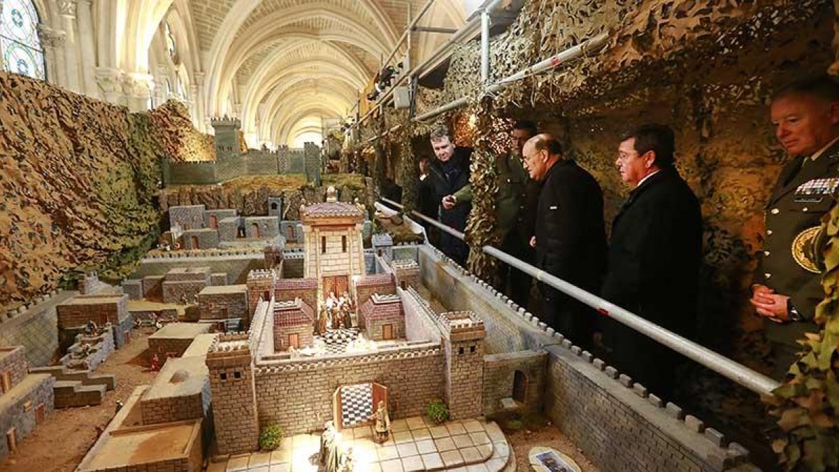 El alcalde de la ciudad, Javier Lacalle, acompañado del arzobispo, Fidel Herráez, contempla las distintas escenas de la obra.-RAÚL G. OCHOA