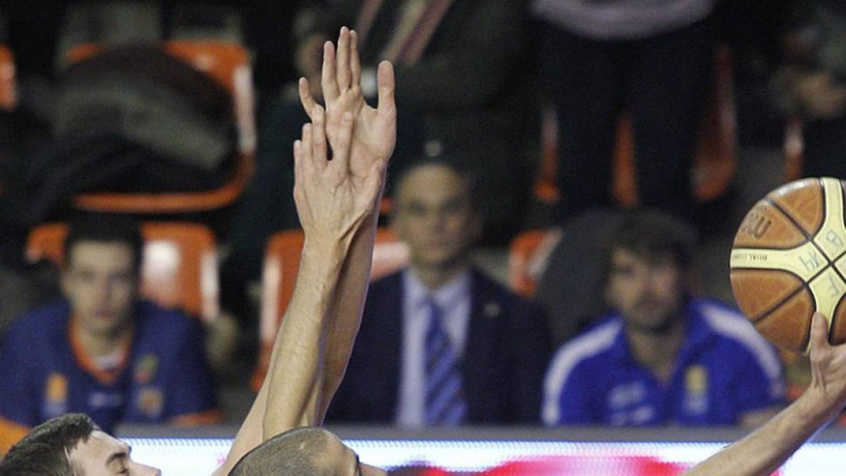 Albert Sàbat fuerza la penetración a canasta.-SANTI OTERO