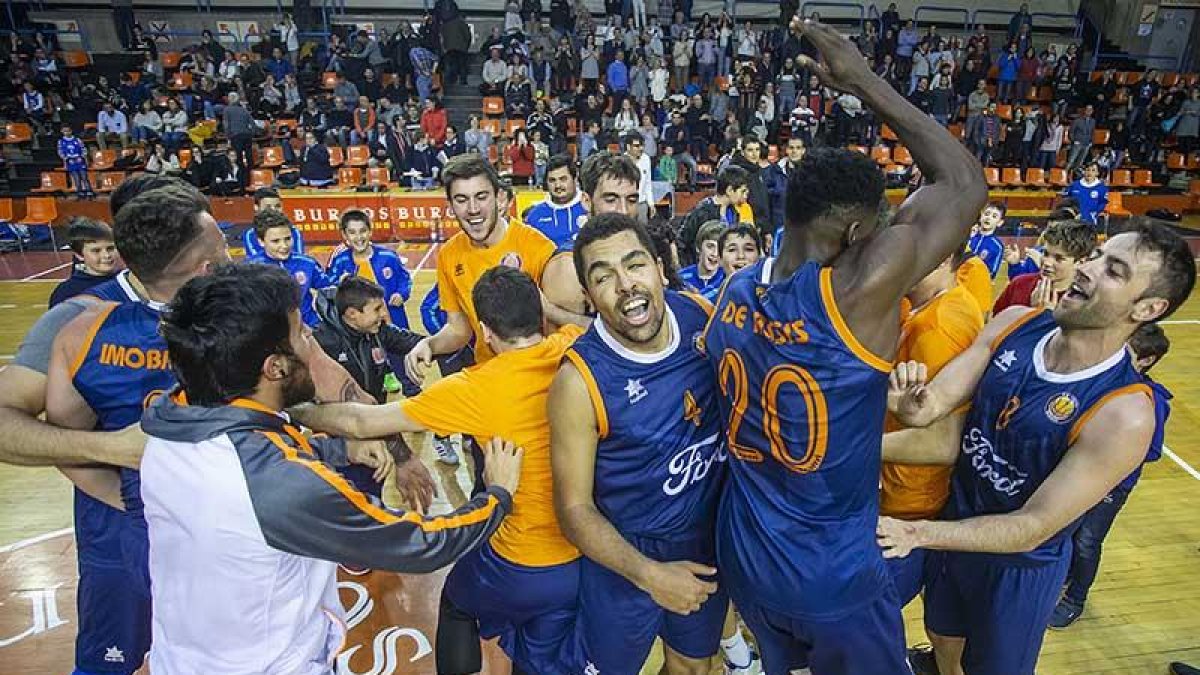 Los jugadores del UBU Tizona celebran una victoria en El Plantío.-SANTI OTERO
