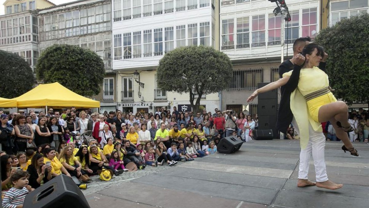 Una de las actuaciones de baile de ayer por la tarde, que concitó el interés de un nutrido grupo de personas.-RAÚL G. OCHOA