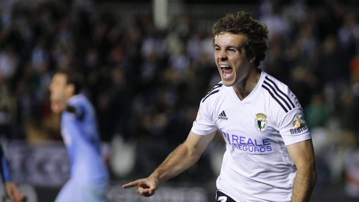Artola celebra un gol en el partido entre el Burgos CF y el Ibiza. SANTI OTERO