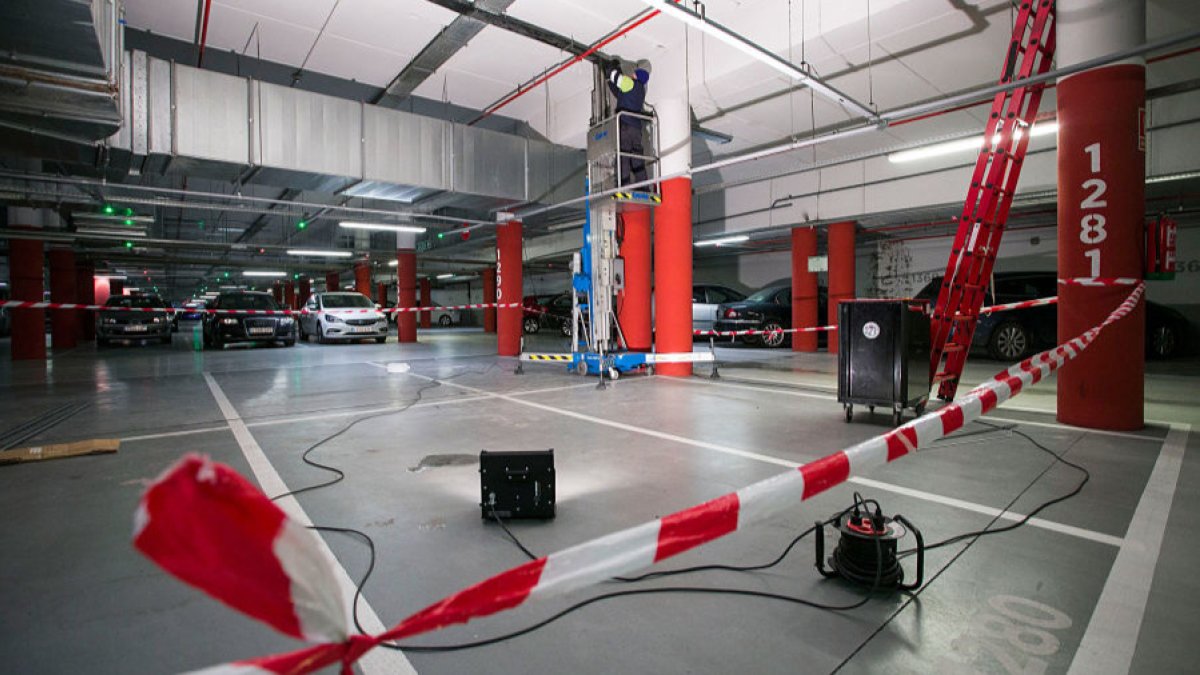 Goteras y humedades en el parking del Fórum Evolución. TOMÁS ALONSO